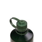 Een close-up van de Nalgene Drinkfles Smalle Opening Jade 1L, een donkergroene BPA-vrije Tritan Renew fles van Nalgene, met bijpassende schroefdop en draaglus, tegen een effen witte achtergrond.