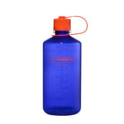 De Nalgene Drinkfles Smalle Opening Periwinkle 1L is een blauwe BPA-vrije Tritan Renew fles met een rode schroefdop, aangehechte band, maataanduidingen en een oranje Nalgene logo op de voorkant.