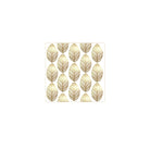 De PPD Papieren Servetten Golden Leaves 25/25 hebben een bladgoud en geometrisch patroon op wit, zijn 25×25 cm groot, zijn gemaakt van 3-laags FSC-papier en liggen netjes in een raster.