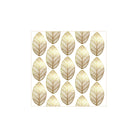 PPD's Papieren Servetten Golden Leaves 33/33 hebben gouden geometrische bladeren in rijen op een witte achtergrond - perfect voor herfst tafeldecoratie. Het gestileerde, symmetrische aderontwerp voegt een elegant detail toe aan elke herfsttafeldecoratie.