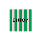 De PPD Papieren Servetten Enjoy 33/33 hebben afwisselend verticale groene en roze strepen met "ENJOY" in vette zwarte letters in het midden op wit - perfect voor tafelschikking op elk evenement.