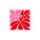 Een minimalistische illustratie van drie abstracte bloemen - twee rode, één roze - siert de PPD Papieren Servetten Floralie 33/33 van PPD, gemaakt van 3-laags FSC-papier. Perfect voor tafelschikking of om stijl toe te voegen aan je gedekte tafel.