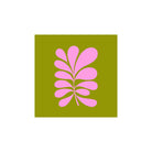 Een abstract roze blad met afgeronde lobben staat in het midden op een olijfgroen vierkant, omrand met wit. Dit weerspiegelt de elegantie van PPD Papieren Servetten Paula Groen 33/33 - perfect voor tafelschikking door PPD.