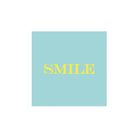 De PPD Papieren Servetten Smile 33/33 heeft een vette, gele tekst met hoofdletters "SMILE" gecentreerd op een lichtblauwe achtergrond-perfect om vrolijkheid toe te voegen aan je tafelschikking met 3-laags FSC-papier. Merk: PPD.