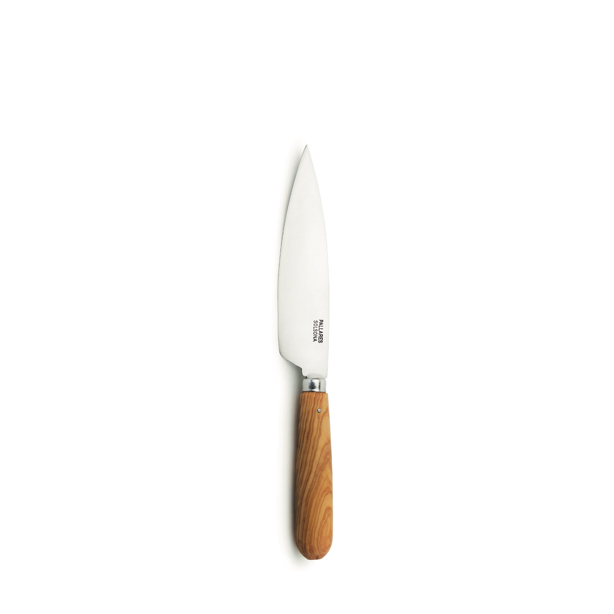 Het Pallares Solsona Keukenmes Olijfhout (ras) 13 cm, een handgemaakt mes met een roestvrijstalen lemmet en olijfhouten handvat, staat rechtop op een effen witte achtergrond.