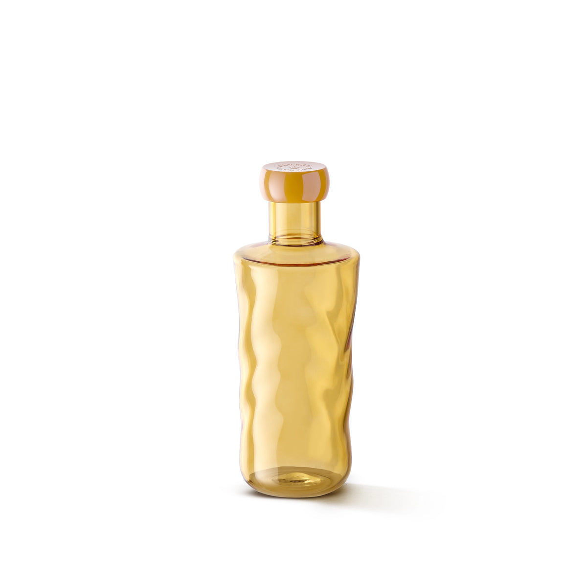 De Paveau Swirl Waterfles Dune Geel 0,75 l van Paveau heeft doorschijnend amberkleurig borosilicaatglas met een golvende textuur en bijpassende ronde stop, gecentreerd op een witte achtergrond.