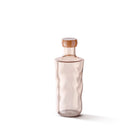 De Paveau Swirl Waterfles Glow Beige 0,75 l van Paveau heeft een doorschijnend beige ontwerp met elegante golvende texturen en een ronde dop, die rechtop staat op een witte achtergrond om duurzame stijl te laten zien.