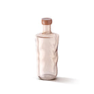 De Paveau Swirl Waterfles Glow Beige 1,25 l van Paveau is gemaakt van borosilicaatglas met een bijpassende dop en heeft een elegant, golvend ontwerp - ideaal als duurzaam cadeau.