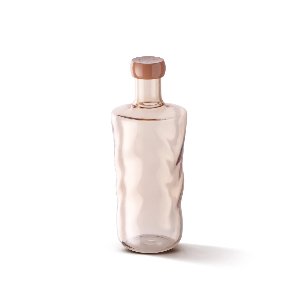 De Paveau Swirl Waterfles Glow Beige 1,25 l van Paveau is gemaakt van borosilicaatglas met een bijpassende dop en heeft een elegant, golvend ontwerp - ideaal als duurzaam cadeau.