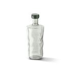 Een Paveau Swirl Waterfles Mist 1,25 l van Paveau, met een helder gegolfd lichaam en donkergroene dop, staat rechtop op een witte achtergrond.