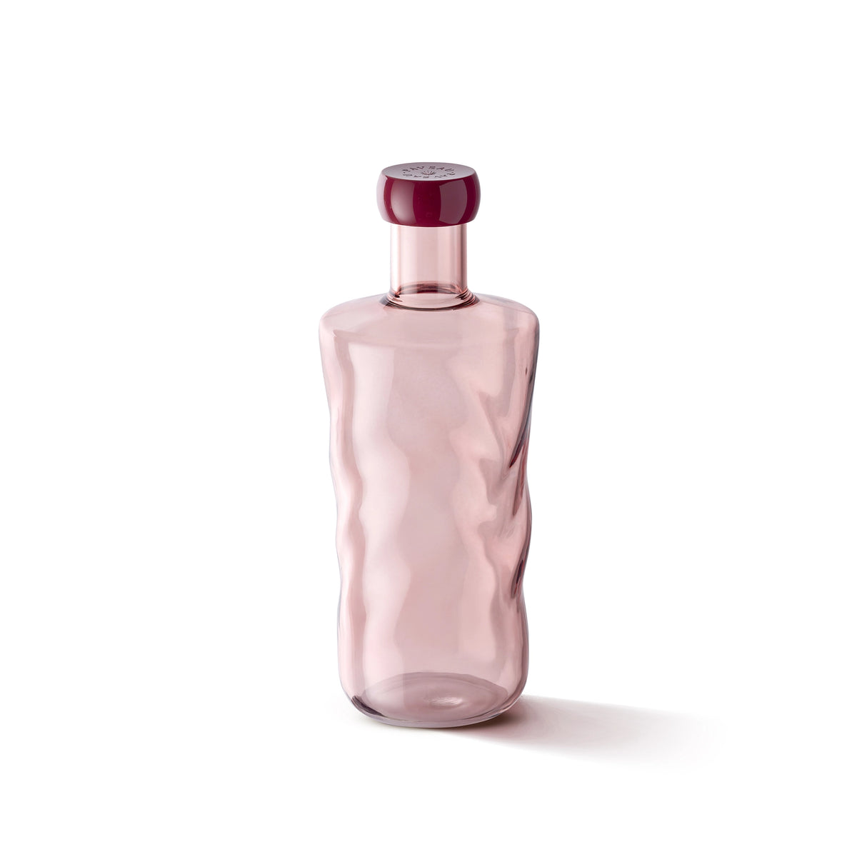 De Paveau Swirl Waterfles Silt Bordeaux 1,25 l, gemaakt van borosilicaatglas met een ronde roze stop, staat rechtop op een witte achtergrond-een stijlvol geschenk van Paveau voor elke gelegenheid.