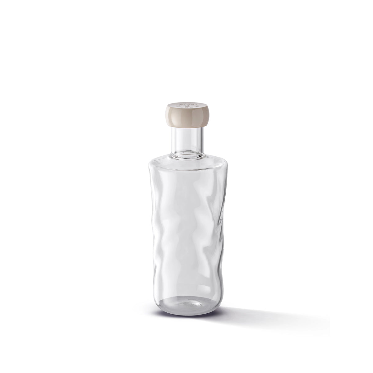 De Paveau Swirl Waterfles Wave Helder 0,75 l van Paveau heeft een helder, golvend ontwerp met een onregelmatig oppervlak en een ronde beige dop - ideaal voor dagelijks gebruik en rechtopstaand op een witte achtergrond met een subtiele schaduw.