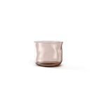 De Paveau Swirl Waterglas Glow Beige 24 cl van Paveau heeft een doorschijnende lichtbruine tint, een subtiele beige tint en een zacht golvende, organische vorm tegen een witte achtergrond.