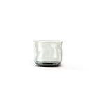 De Paveau Swirl Waterglas Mist Smoke 24 cl van Paveau heeft een transparant borosilicaatglas met een subtiele grijze tint en zacht golvende randen, afgebeeld op een effen witte achtergrond.