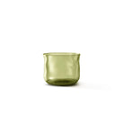 Een klein, doorschijnend groen Paveau Swirl Waterglas Moss Groen 24 cl met zacht gebogen zijkanten staat op een witte achtergrond.
