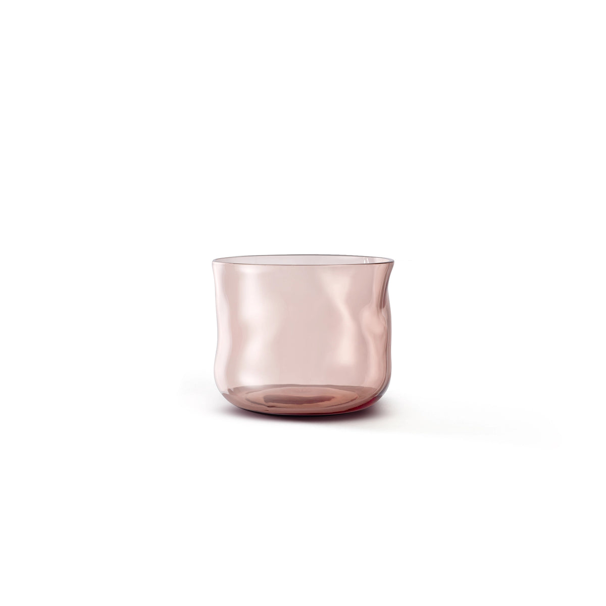 Een roze, doorschijnende Paveau Swirl Waterglas Silt Bordeaux 24 cl van Paveau, gemaakt van borosilicaatglas met een golvende, organische vorm en een kleine tuit om makkelijk te schenken, staat in het midden op een witte achtergrond.