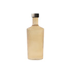 Een hoge, heldere Paveau Waterfles Bells Beige 1,25 l met verticale ribbels en een metalen dop, gevuld met lichtbeige vloeistof. De herbruikbare fles van Paveau heeft rechte zijkanten, afgeronde schouders en is geplaatst tegen een effen witte achtergrond.