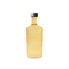 De Paveau Waterfles Cable Yellow 1,25 l van Paveau, een helder glazen fles met verticale ribbels, een metalen dop en gevuld met lichtgele vloeistof, staat rechtop op een effen witte achtergrond.