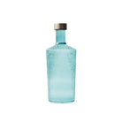 De Paveau Waterfles Lucky Turquoise 1,25 l van Paveau is een hoge, heldere turquoise fles met een verticale geribbelde textuur en metalen dop, afgebeeld tegen een witte achtergrond.