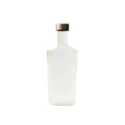 De Paveau Waterfles White Haven 1,25 l van Paveau heeft een helder, geribbeld glazen ontwerp met een cilindrische hals en een metalen dop, rechtopstaand op een effen witte achtergrond.
