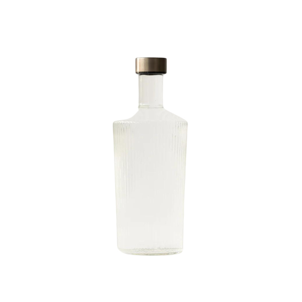 De Paveau Waterfles White Haven 1,25 l van Paveau heeft een helder, geribbeld glazen ontwerp met een cilindrische hals en een metalen dop, rechtopstaand op een effen witte achtergrond.