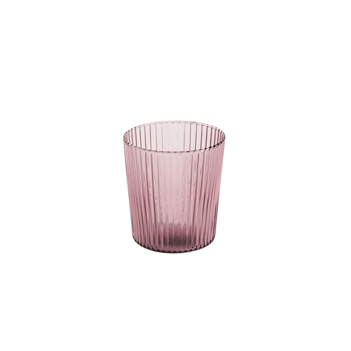 De Paveau Waterglas Broome, een roze glazen beker met verticale geribbelde textuur van Paveau, is geïnspireerd op glazen met ribbeldesign en staat op een effen witte achtergrond.