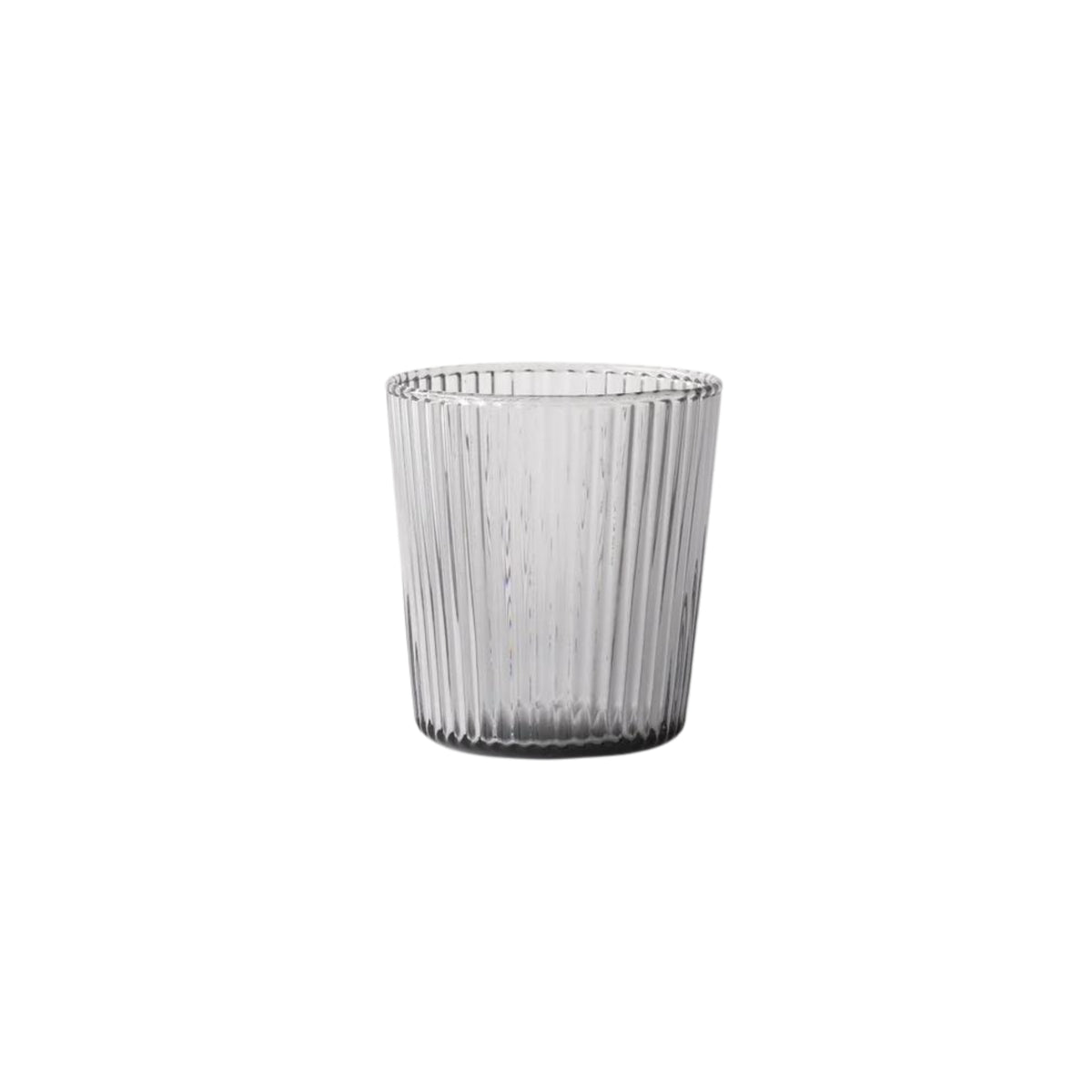 Het Paveau Waterglas Twilight Blue van Paveau heeft een duurzaam geribbeld dessin tegen een effen witte achtergrond.