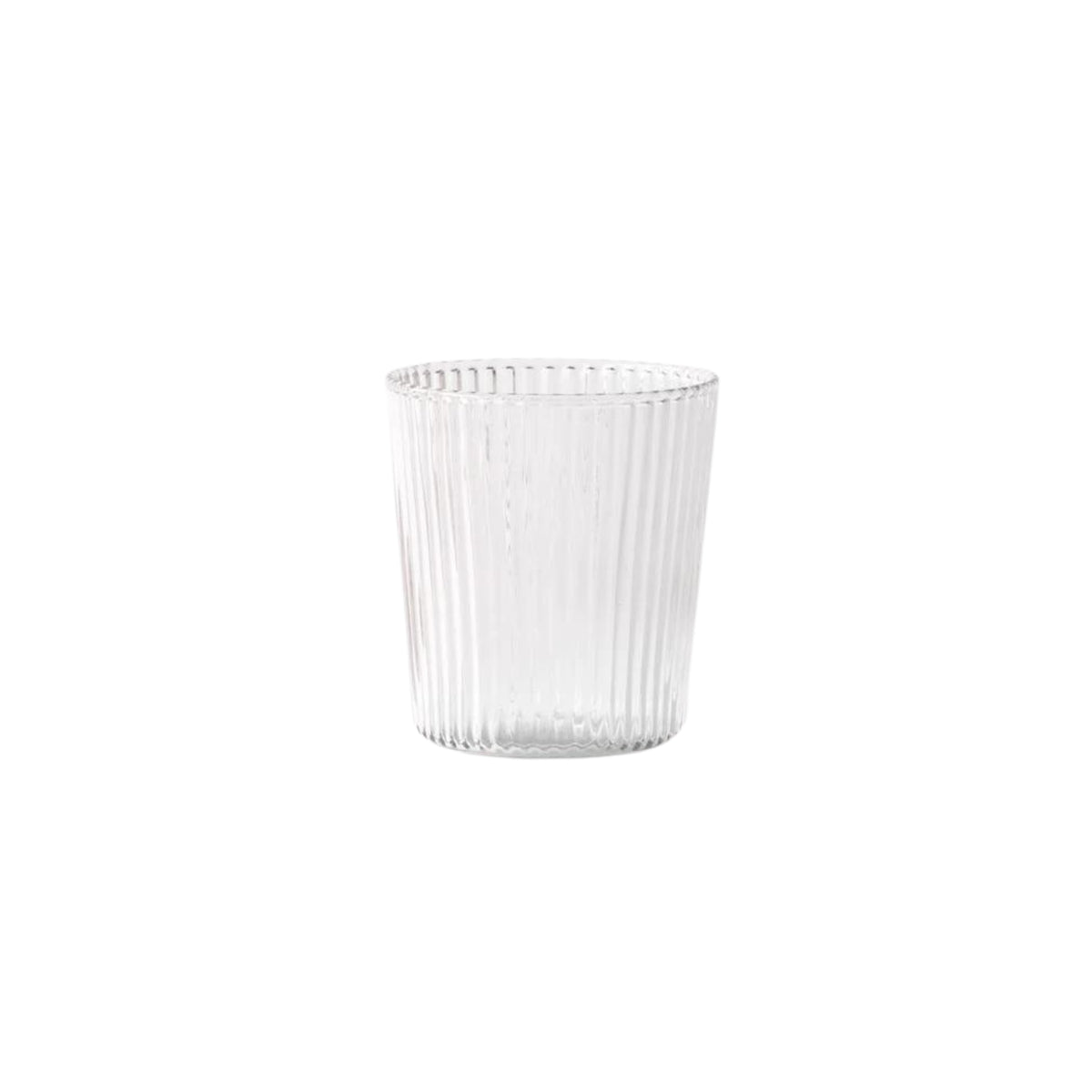 De Paveau Waterglas White Haven van Paveau is een heldere beker met een verticaal geribbeld ontwerp tegen een effen witte achtergrond.