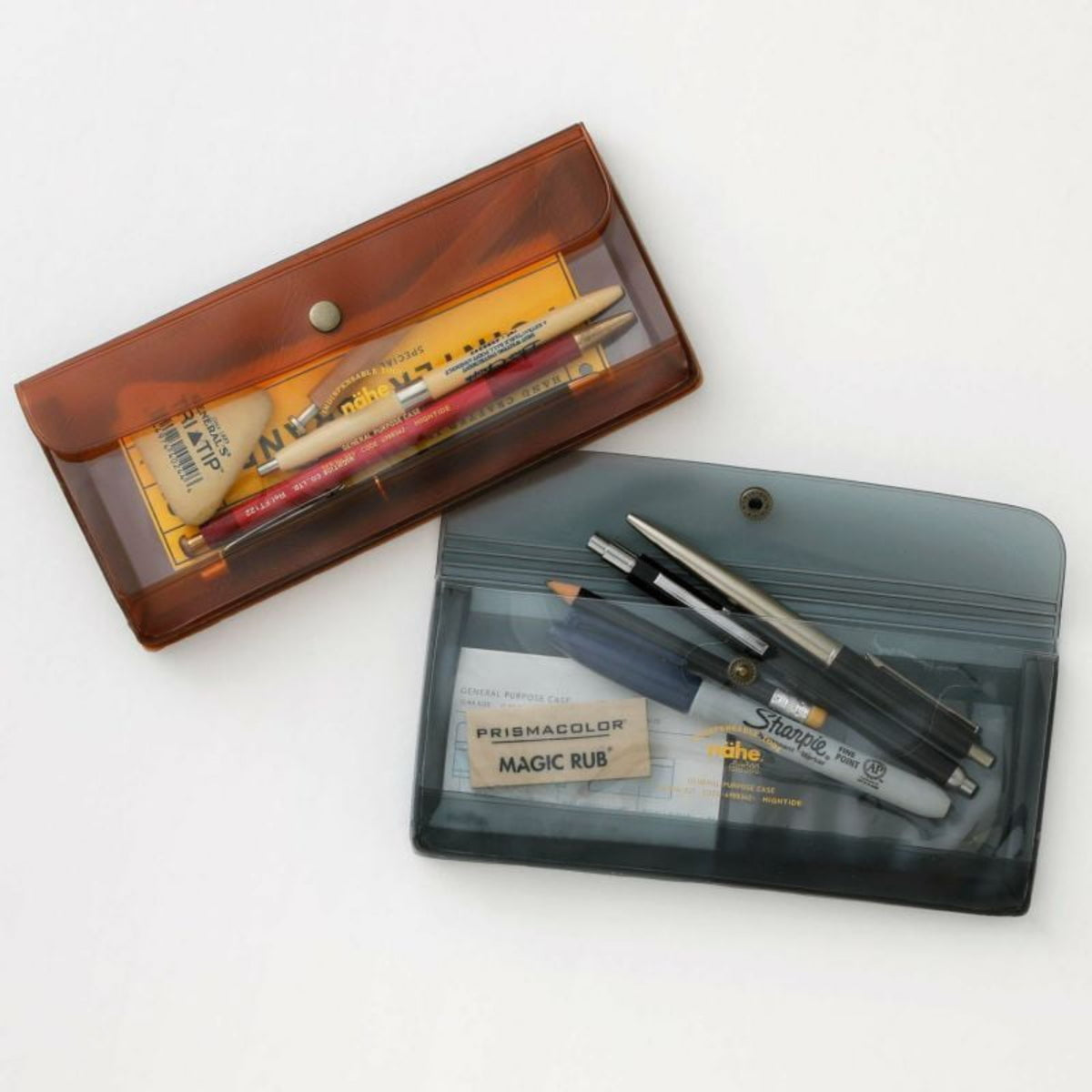 De Nähe Multifunctionele (Pennen)Zak Grijs van Nähe is een doorzichtige etui die diverse pennen, markers en mechanische potloden netjes opbergt-in deze handige pennen zak heb je alles bij de hand.