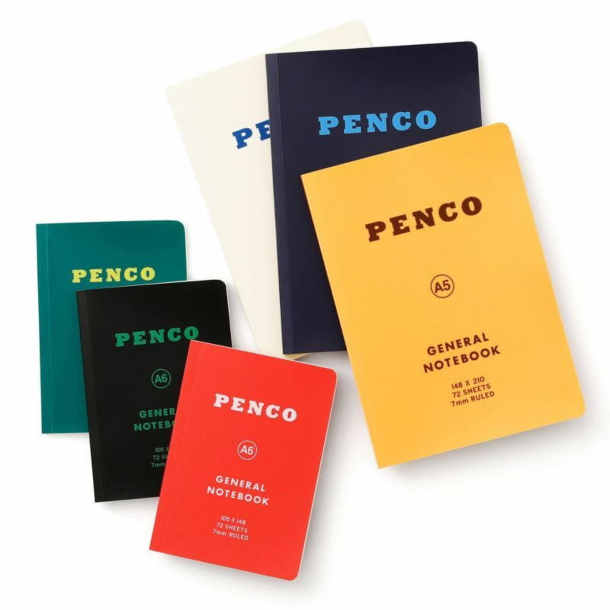 Zes Penco Notitieboek A6 notitieboeken, waaronder het Penco Notitieboek Groen A6, worden weergegeven op een witte achtergrond in levendige kleuren met opvallende Penco logo's en duidelijke maataanduidingen op elke omslag.