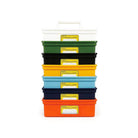 Een stapel van zes Penco Opbergcaddy Helder opbergcaddy's van Penco in wit, groen, zwart, geel, blauw en oranje, elk voorzien van een label en handvat, verticaal gerangschikt tegen een witte achtergrond.
