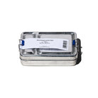 De Puebco Aluminium Lunchbox is een rechthoekige aluminium lunchbox met een wit etiket met tekst en een barcode op het deksel, metalen sluitingen en is afgebeeld tegen een witte achtergrond.