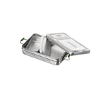 De Puebco Aluminium Lunch Box van Puebco is een rechthoekige lunchbox met groene handvatten, voorzien van een tussenschot en binnenbak, gedeeltelijk open en afgebeeld op een witte achtergrond-een stevige lunchbox in klassieke Puebco stijl.