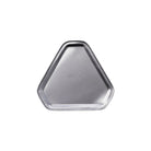Een Puebco Iron Driehoekig Dienblad met afgeronde hoeken staat tegen een effen witte achtergrond, wat een industriële sfeer geeft die kenmerkend is voor Puebco.