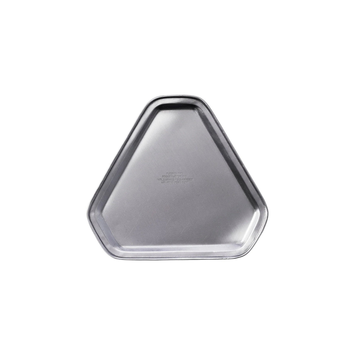 Een Puebco Iron Driehoekig Dienblad met afgeronde hoeken staat tegen een effen witte achtergrond, wat een industriële sfeer geeft die kenmerkend is voor Puebco.