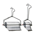 Twee metalen Puebco Keukenrolhouderhangers houden elk een papierrol vast die naar beneden rolt tegen een witte achtergrond, met sterke schaduwen naar rechts.