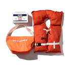 Een oranje reddingsvest, oranje reddingsgooitas met witte band en een Uline EHBO-kit met rood kruis staan naast een Puebco Limited Edition Vintage Emergency Boat Tas van Puebco op een witte achtergrond.