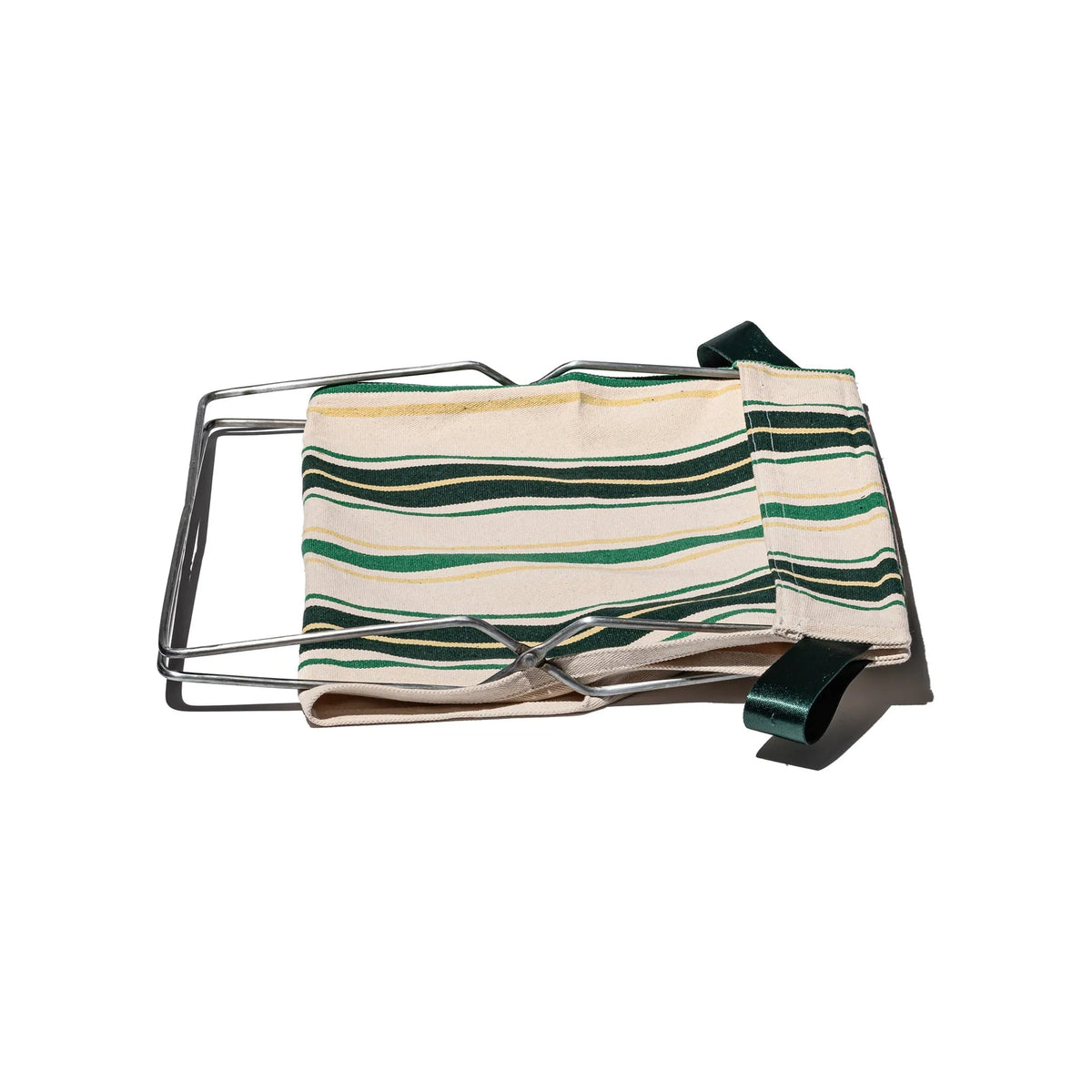 De Puebco Magazinehouder Café Groen Strepen van Puebco heeft groene en beige strepen met een donkergroene band, afgebeeld op een witte achtergrond naast een stalen frame-ideaal als opbergzak of voor hergebruik in een stijlvolle opbergruimte.