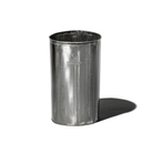 De Puebco Prullenbak Gerecycleerd Staal H28 van Puebco is een hoge, cilindervormige afvalbak van gerecycled staal met een glad, glanzend oppervlak. Hij staat rechtop op een witte achtergrond en werpt een zachte schaduw naar rechts.