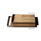De Puebco Snijplank Mango Hout 17/27 bestaat uit twee rechthoekige schalen (17 x 27 cm en 20 x 32 cm) met metalen handvatten, ontworpen voor gebruik als serveerplank of snijplank - ideaal voor stijlvol serveren of snijden.