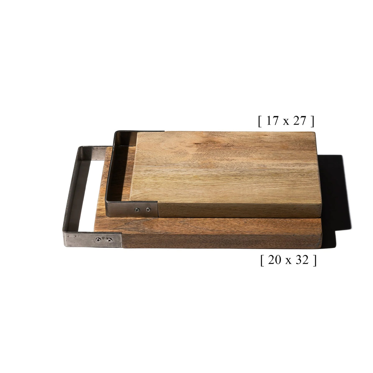 De Puebco Snijplank Mango Hout 17/27 bestaat uit twee rechthoekige schalen (17 x 27 cm en 20 x 32 cm) met metalen handvatten, ontworpen voor gebruik als serveerplank of snijplank - ideaal voor stijlvol serveren of snijden.