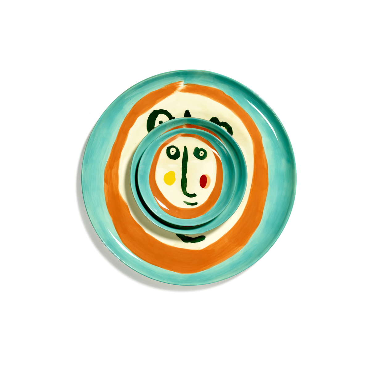 Het Serax Feast Ottolenghi Serveerbord Face N°2 D35 is een groot keramisch serveerbord, beschilderd met een kleurrijk, abstract gezicht in levendige groene, rode, gele en turquoise tinten. Geïnspireerd door de levendige esthetiek van Yotam Ottolenghi voor Serax, geeft dit expressieve serveerbord uw tafelaankleding een artistieke uitstraling.