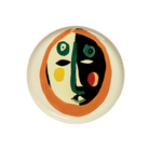 De Serax Feast Ottolenghi Serveerbord Face N°1 D35 is een keramische serveerschaal van Serax, met een abstract gezichtsontwerp dat is verdeeld in een lichte en een donkere helft, met levendige vormen voor de ogen en wangen, en afgewerkt met een oranje rand.