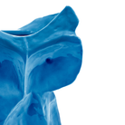 Een close-up van de Serax Marni After Midnight Uil Vaas Blauw S van Serax, met de nadruk op het helderblauw geglazuurde keramische oppervlak met focus op het oor en de kofferachtige details tegen een witte achtergrond.
