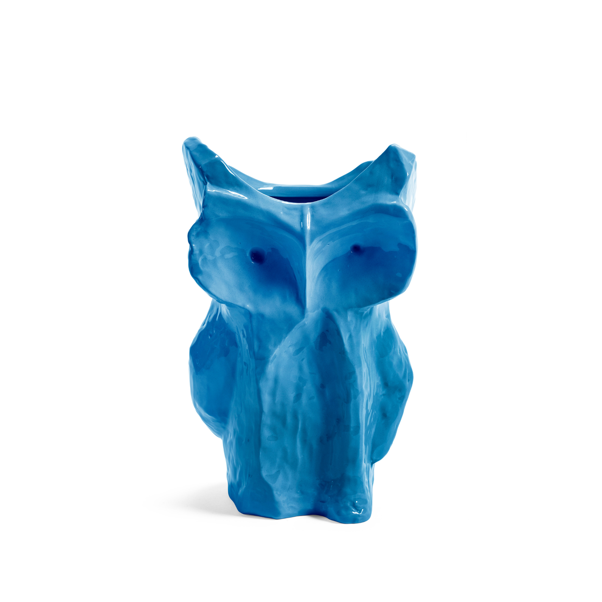 Een glanzende, abstracte blauwe keramische uil vaas van Serax, de Marni After Midnight Uil Vaas Blauw S, met gestileerde details en een gladde afwerking, afgebeeld tegen een witte achtergrond.