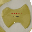 Close-up van de Serax Marni After Midnight Uil Vaas Geel S, een gele vaas van keramiek met een gedurfd ontwerp - een opvallend statement van Serax.