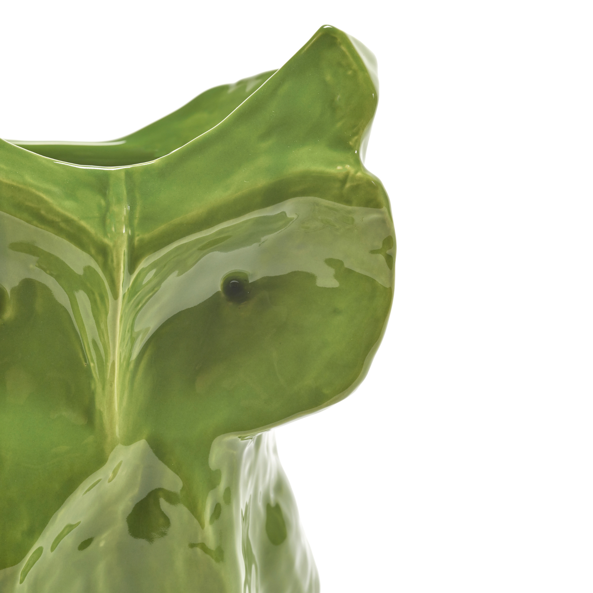 Close-up van de Serax Marni After Midnight Uil Vaas Lichtgroen S, met het glanzende groene keramieken uilengezicht met gedetailleerde oren, ogen en snavel tegen een witte achtergrond - een artistiek stuk van Serax.