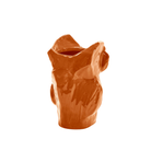 De Serax Marni After Midnight Uil Vaas Oranje S heeft een glanzende oranje afwerking, een abstract gebeeldhouwd oppervlak en een ongelijke rand, tegen een witte achtergrond.