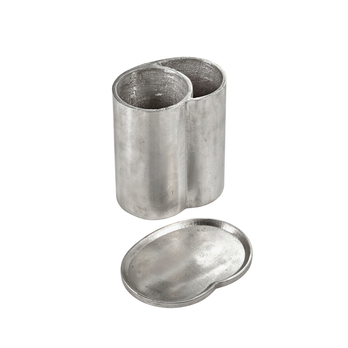 Een niervormige metalen bak met twee vakken en een bijpassend deksel dat ervoor is geplaatst op een witte achtergrond, die doet denken aan het elegante ontwerp van de Serax Surface Wijnkoeler van Serax.