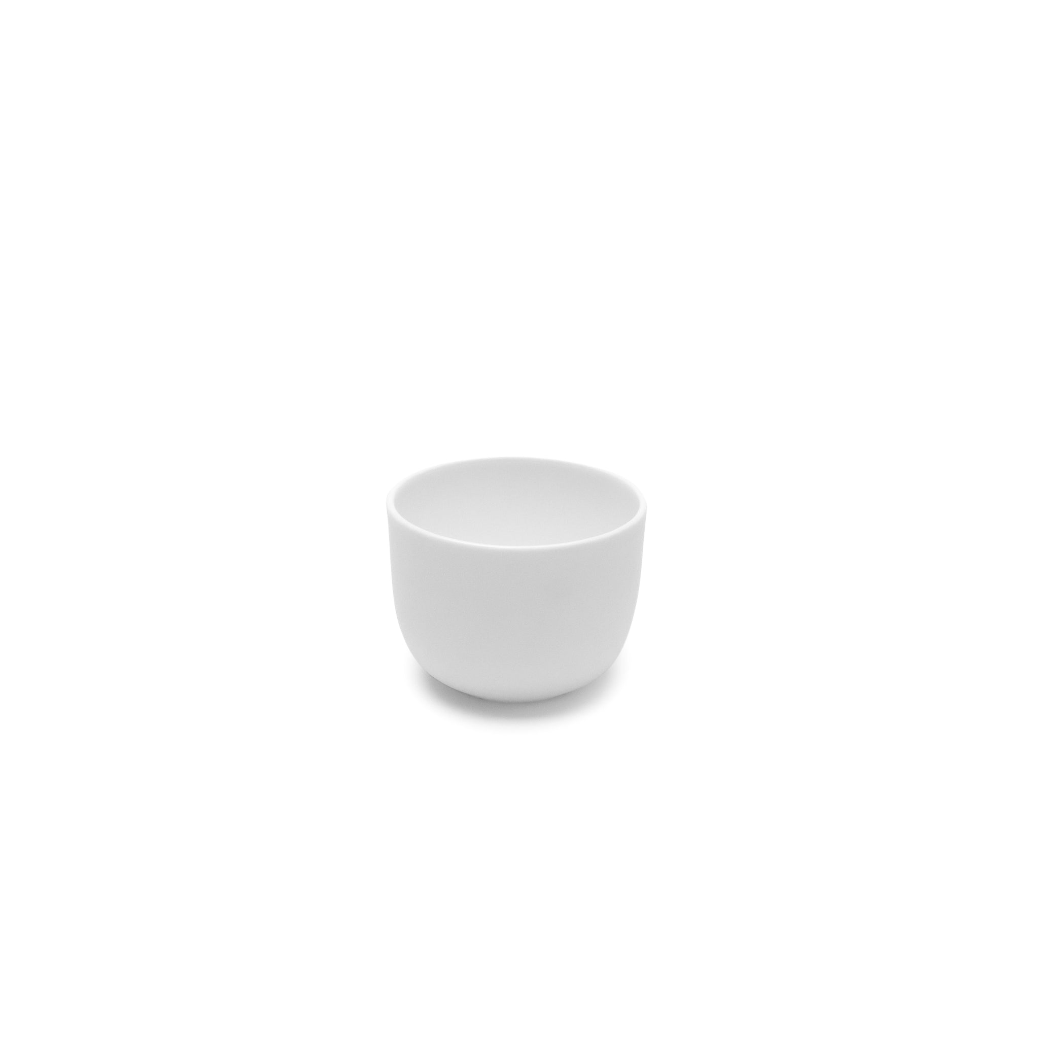 Een effen witte Serax Base Espresso Kop zonder Oor 10 cl staat in het midden op een witte achtergrond, leeg en met een glad, minimalistisch ontwerp dat de verfijnde stijl van Serax belichaamt.